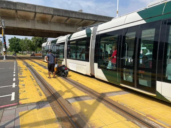 機車違規闖入輕軌路口影響列車運行　前鎮警依公共危險罪送辦1